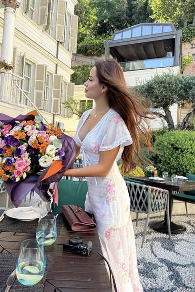 GÜL DESENLİ BEYAZ ELBİSE