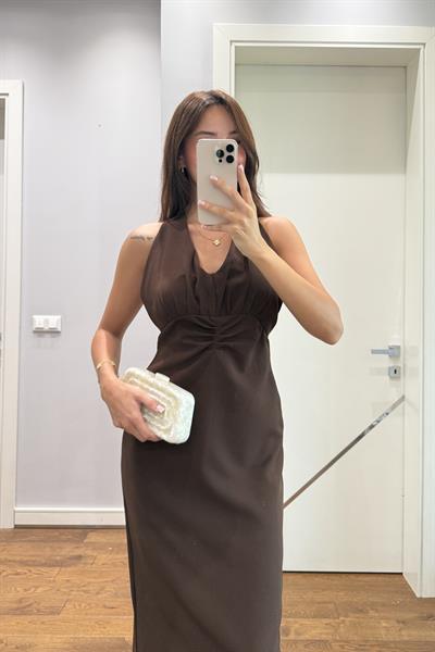 HALTER YAKA DEKOLTELİ ELBİSE-KAHVERENGİ