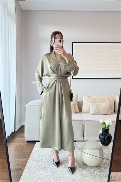KRUVAZE YAKA BELDEN KUŞAKLI DÖKÜMLÜ MAXİ ELBİSE-HAKİ