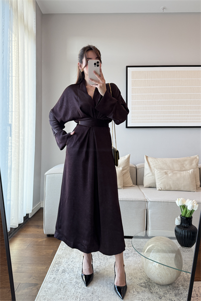 KRUVAZE YAKA BELDEN KUŞAKLI DÖKÜMLÜ MAXİ ELBİSE-MÜRDÜM