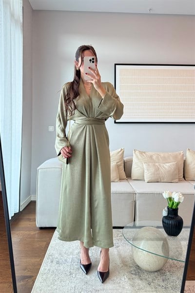 KRUVAZE YAKA BELDEN KUŞAKLI DÖKÜMLÜ MAXİ ELBİSE-HAKİ