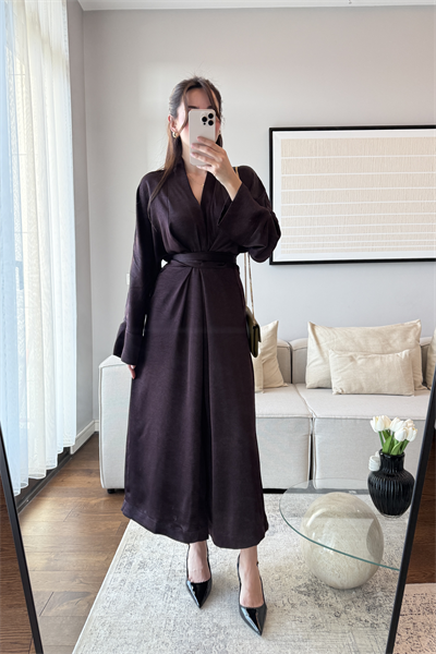 KRUVAZE YAKA BELDEN KUŞAKLI DÖKÜMLÜ MAXİ ELBİSE-MÜRDÜM