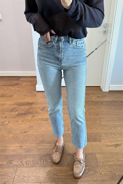 MAVİ TAŞLAMALI KESİK PAÇA BOYFİT JEAN