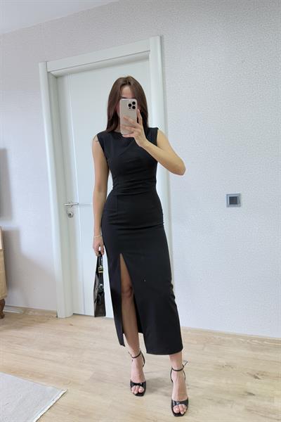 ÖN TARAFI DRAPE DETAYLI YIRTMAÇLI ELBİSE SİYAH