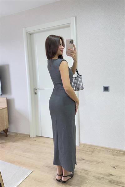 ÖN TARAFI DRAPE DETAYLI YIRTMAÇLI ELBİSE GRİ