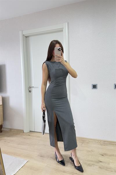 ÖN TARAFI DRAPE DETAYLI YIRTMAÇLI ELBİSE GRİ