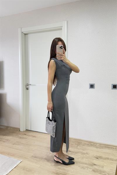 ÖN TARAFI DRAPE DETAYLI YIRTMAÇLI ELBİSE GRİ