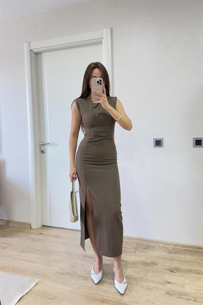 ÖN TARAFI DRAPE DETAYLI YIRTMAÇLI ELBİSE  KAHVE