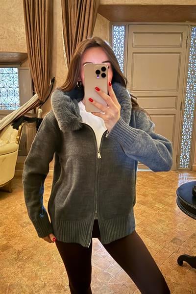 PELUŞ DETAYLI KAPÜŞONLU TRİKO HIRKA