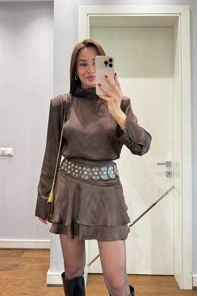 SATEN DİK YAKA BLUZ KEMERLİ ETEK TAKIM-KAHVE