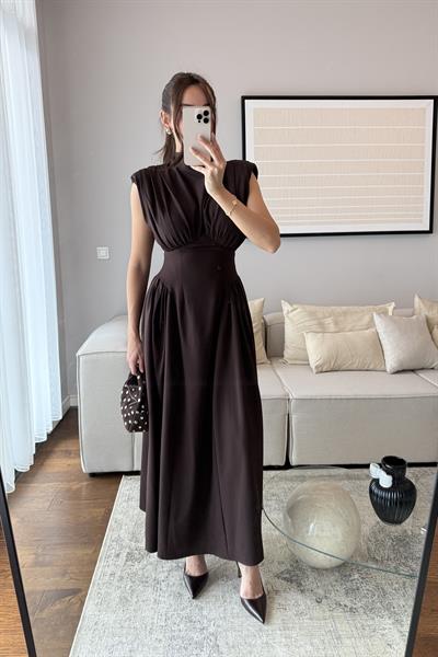 VATKALI OMUZ DRAPELİ BEL DETAYLI MAXİ BOY ELBİSE-ACI KAHVE