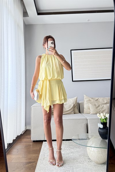 VOLANLI SARI ELBİSE