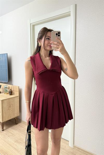 YAKA DETAYLI PİLELİ ELBİSE BORDO