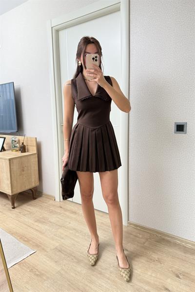 YAKA DETAYLI PİLELİ ELBİSE KAHVE
