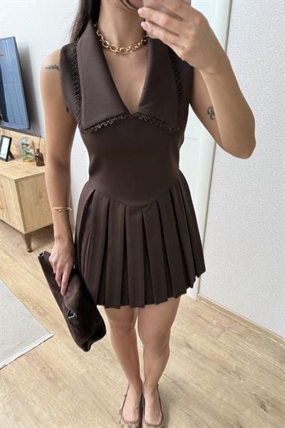 YAKA DETAYLI PİLELİ ELBİSE KAHVE