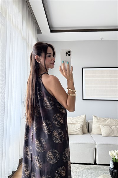YANLARI YIRTMAÇLI ELBİSE