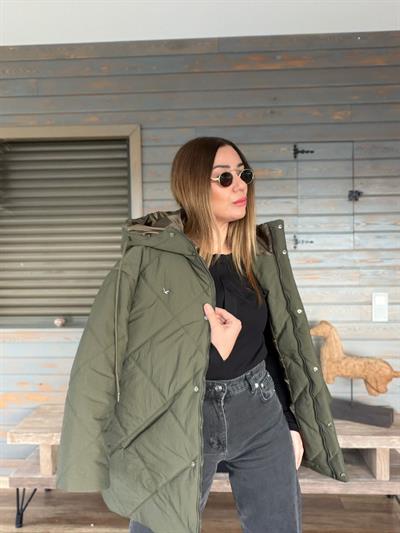 Metal Logolu İçi Dolgulu Büyük Kapitone Ceket