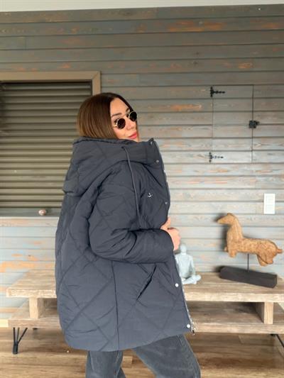 Metal Logolu İçi Dolgulu Büyük Kapitone Ceket