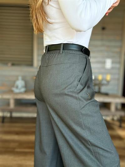 Metal Logolu Tek File Pantolon