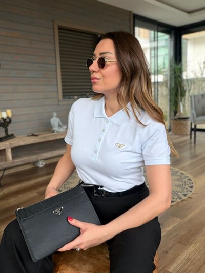 Metal Logolu Yakalı T-Shirt