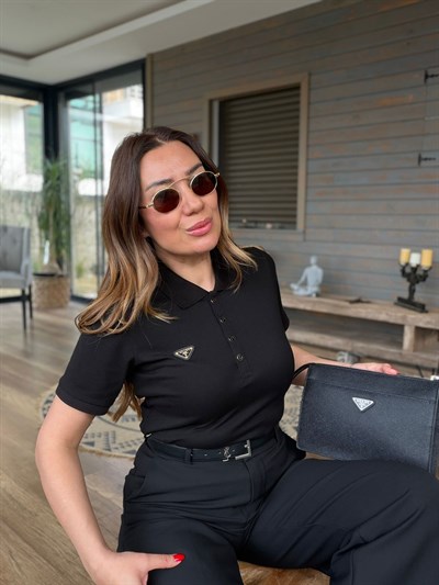 Metal Logolu Yakalı T-Shirt