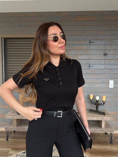 Metal Logolu Yakalı T-Shirt