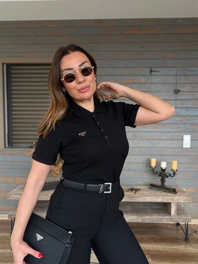 Metal Logolu Yakalı T-Shirt