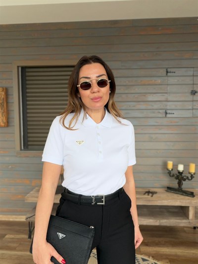 Metal Logolu Yakalı T-Shirt