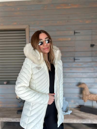 Micro Jel Kapşonu Kürklü Metal Logolu Mont