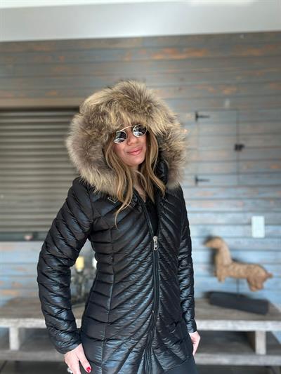 Micro Jel Kapşonu Kürklü Metal Logolu Mont