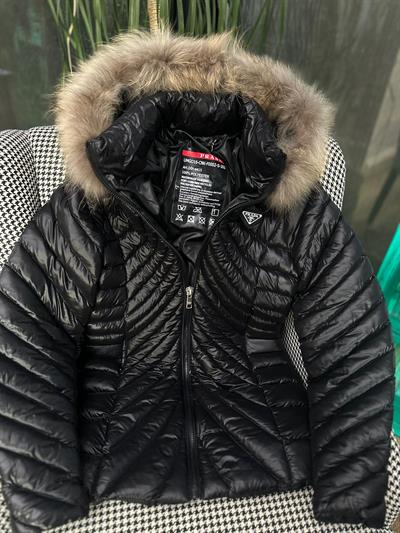 Micro Jel Kapşonu Kürklü Metal Logolu Mont