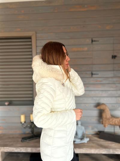 Micro Jel Kapşonu Kürklü Metal Logolu Mont