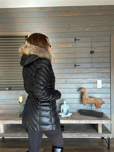 Micro Jel Kapşonu Kürklü Metal Logolu Mont