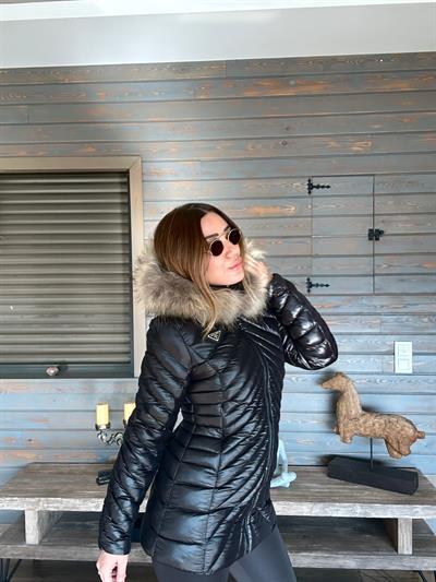 Micro Jel Kapşonu Kürklü Metal Logolu Mont