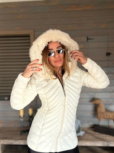 Micro Jel Kapşonu Kürklü Metal Logolu Mont