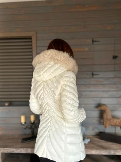 Micro Jel Kapşonu Kürklü Metal Logolu Mont