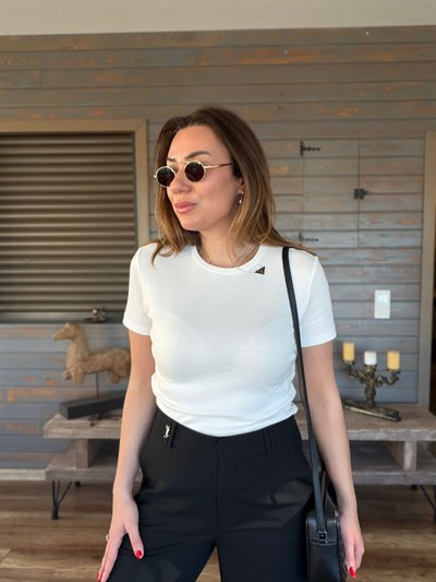 Yaka Metal Logolu Kısa T-Shirt