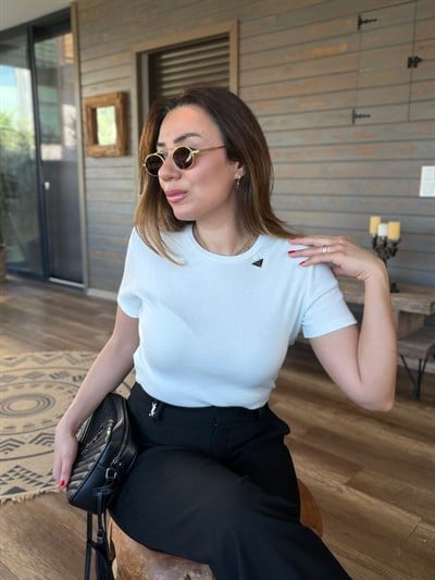 Yaka Metal Logolu Kısa T-Shirt