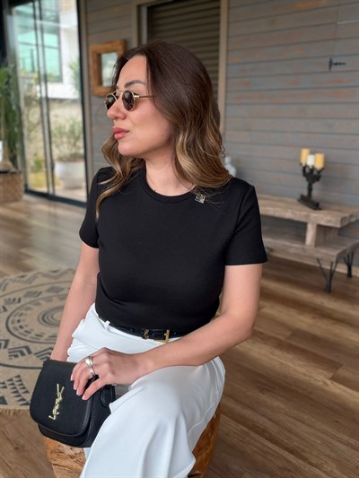 Yaka Metal Logolu Kısa T-Shirt