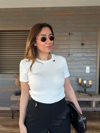 Yaka Metal Logolu Kısa T-Shirt