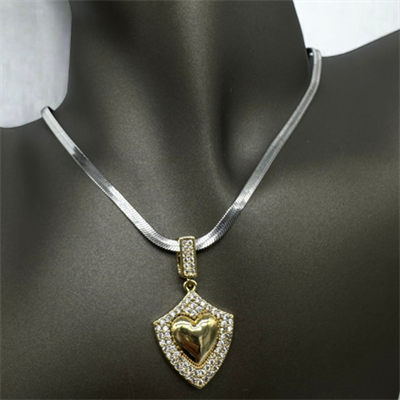 Amora Shield – VIP Koleksiyon Gümüş Renkli İtalyan Zincirli Kalkan Formlu Kalp Figürlü Kolye