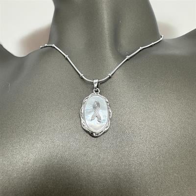 Serena – Çelik Koleksiyon Gümüş Renkli Sedef Zeminli Kurdele Figürlü Kolye