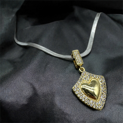 Amora Shield – VIP Koleksiyon Gümüş Renkli İtalyan Zincirli Kalkan Formlu Kalp Figürlü Kolye