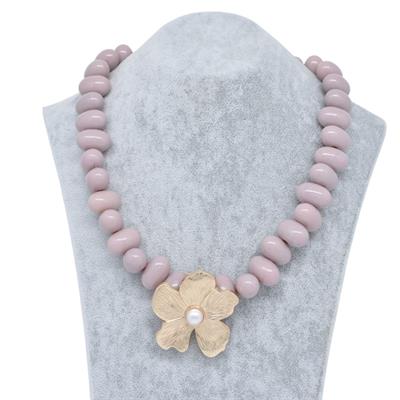 Florira – Pudra Renkli Çiçek Detaylı Kolye