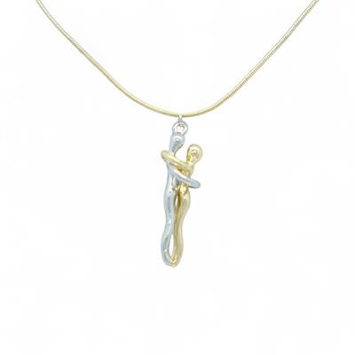 Hug Me – Çelik Koleksiyon Sarılan Figür Kolye