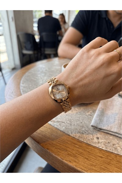 Kadın Kol Saati 27 mm Gold Çelik Kordon 5 ATM Şık Tasarım