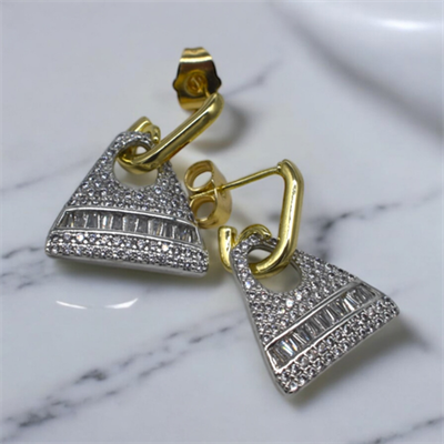 Tasca – VIP Koleksiyon 14K Altın ve Gümüş Renkli Baget Taşlı İğneli Küpe