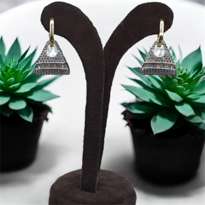 Tasca – VIP Koleksiyon 14K Altın ve Gümüş Renkli Baget Taşlı İğneli Küpe