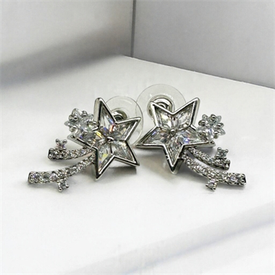 Nova – VIP Koleksiyon Gümüş Renkli Kayan Yıldız Tasarımlı İğneli Küpe