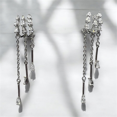 Cascade – VIP Koleksiyon Gümüş Renkli Sallantılı Çoklu Görünümlü İğneli Küpe